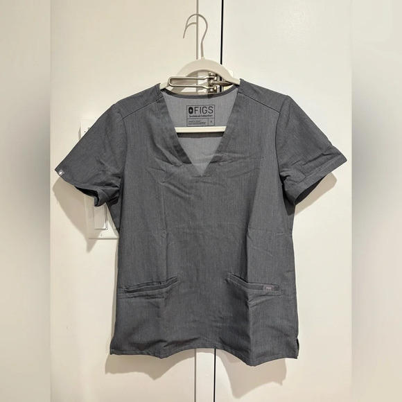 NWOT FIGS Scrub Top
Casma Three-Pocket Scrub Top
Color: Graphite - Picture 2 of 3